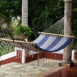 Bl&aring; og off-white med trepinne i Nett 