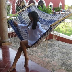 Bl&aring; og off-white med trepinne i Nett 