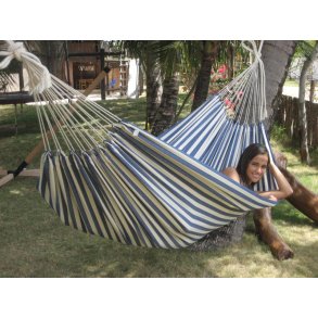 Blå og hvid stribet stof hængekøje